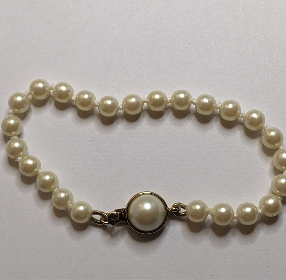 Vintage CAROLEE Faux Pearl Bracelet – Gold-Tone Box Clasp - Picture 2 of 6
